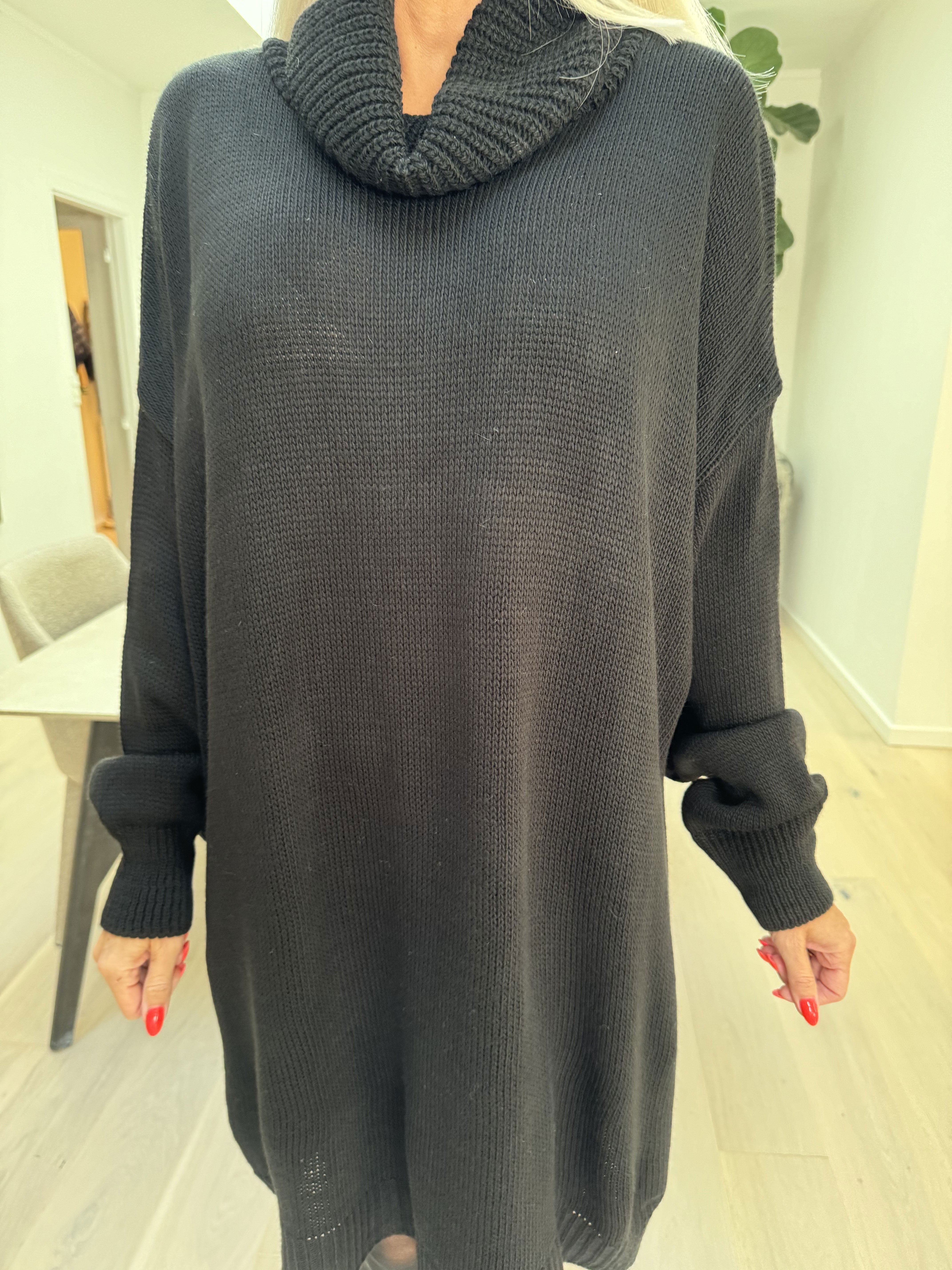 Blair - Enfärgad stickad klänning med polokrage